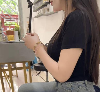 海角社区・美容店里强上翘臀老板娘