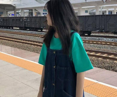 海角社区・让18岁的小妹妹穿上半腿袜一起多人5P