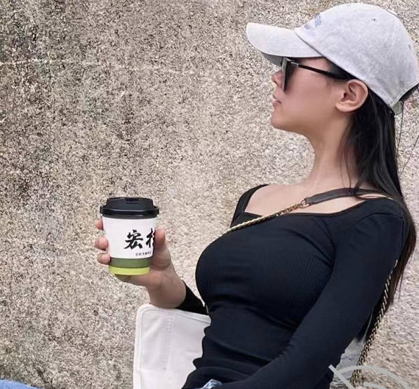 海角社区.和美女少妇邻居在小树林打野战太刺激了